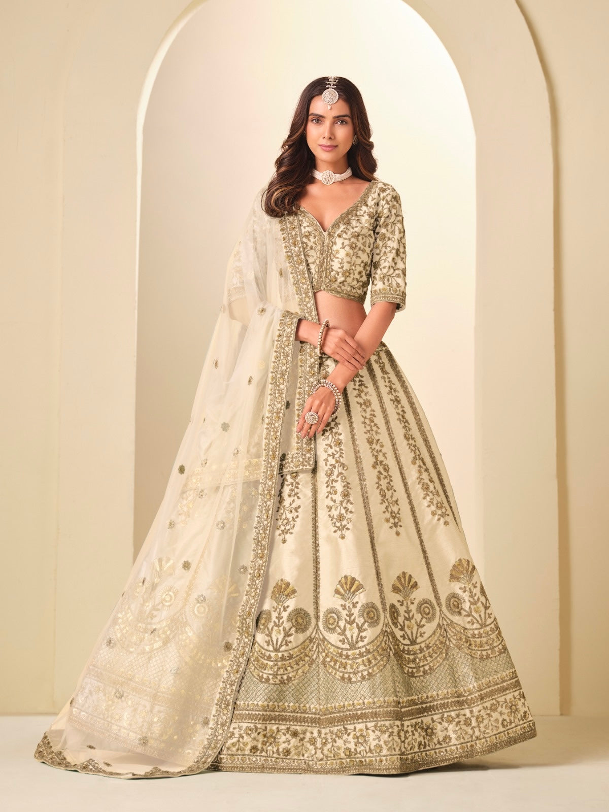 Lehenga beige crème en soie artificielle avec broderies scintillantes COLLECTION MELINA