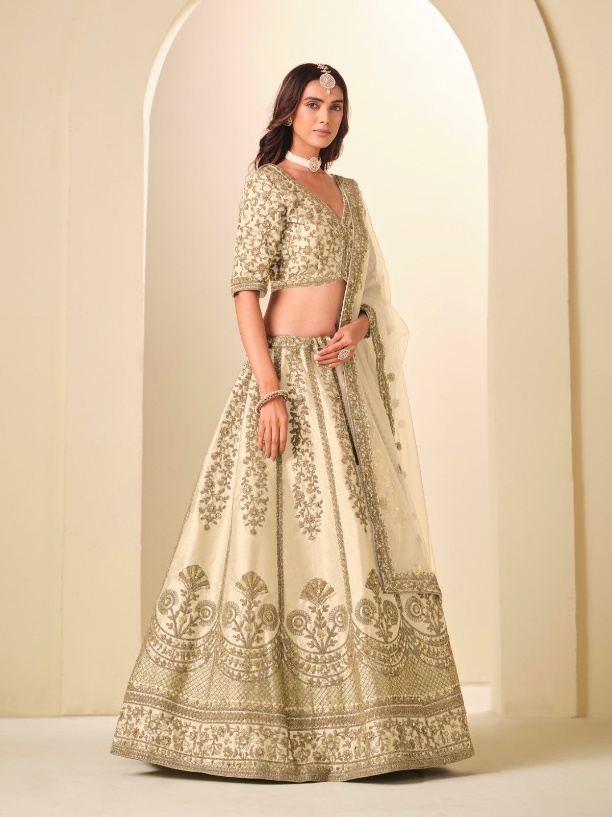 Lehenga beige crème en soie artificielle avec broderies scintillantes COLLECTION MELINA