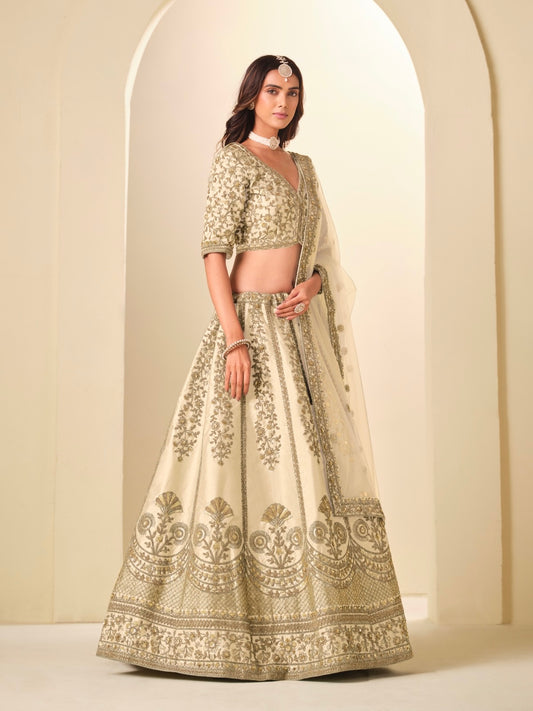 Lehenga beige crème en soie artificielle avec broderies scintillantes COLLECTION MELINA