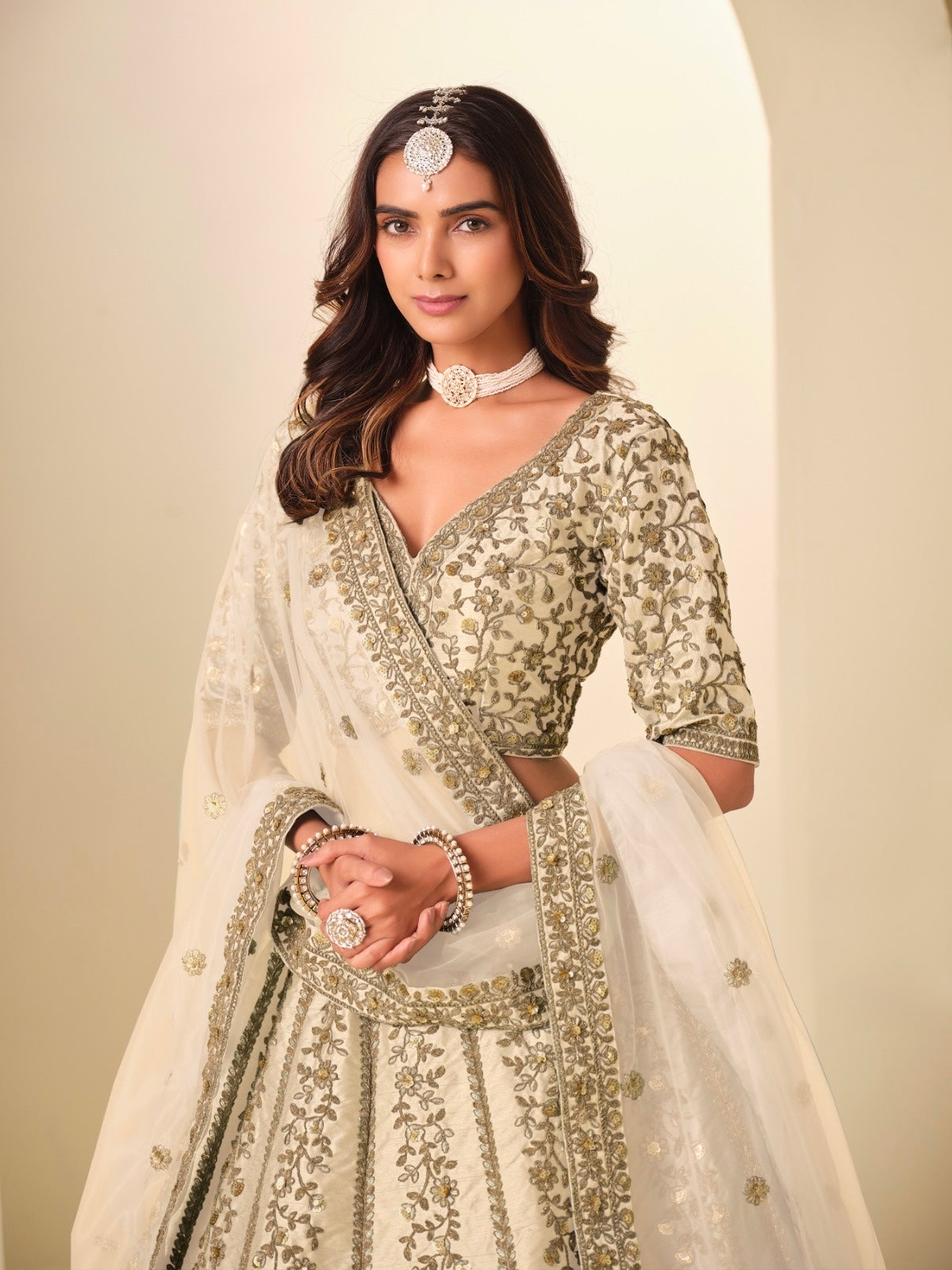 Lehenga beige crème en soie artificielle avec broderies scintillantes COLLECTION MELINA