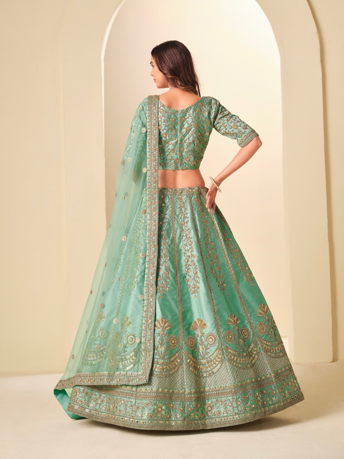 Lehenga vert menthe en soie artificielle avec broderies scintillantes COLLECTION MELINA