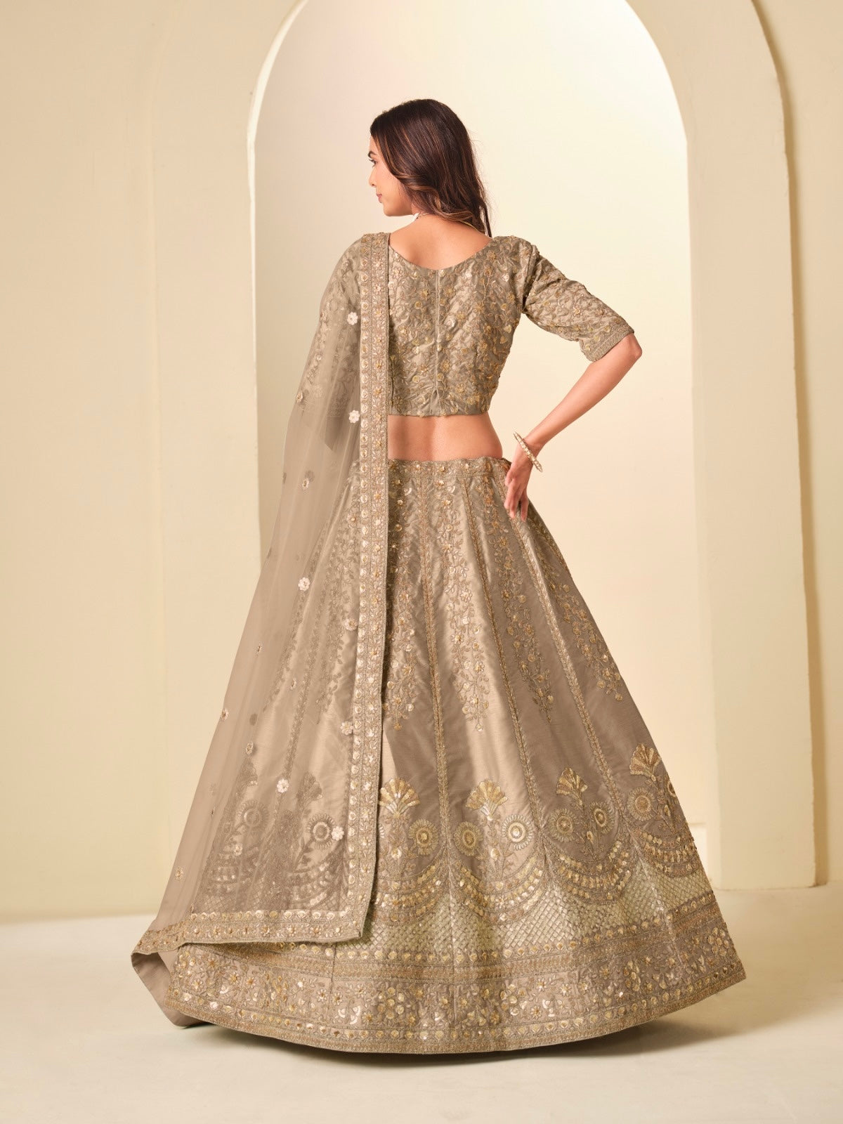 Lehenga beige foncé en soie artificielle avec broderies scintillantes COLLECTION MELINA