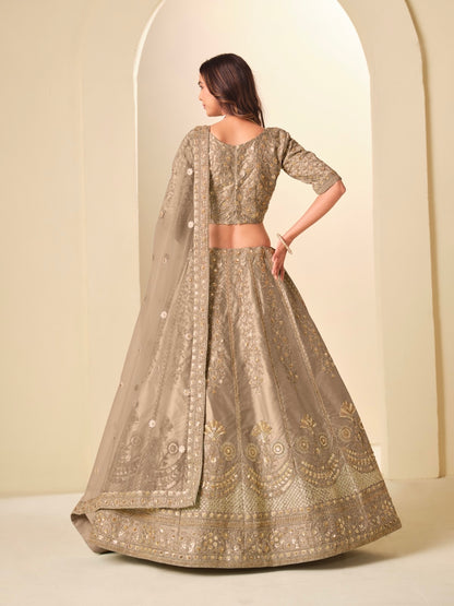 Lehenga beige foncé en soie artificielle avec broderies scintillantes COLLECTION MELINA