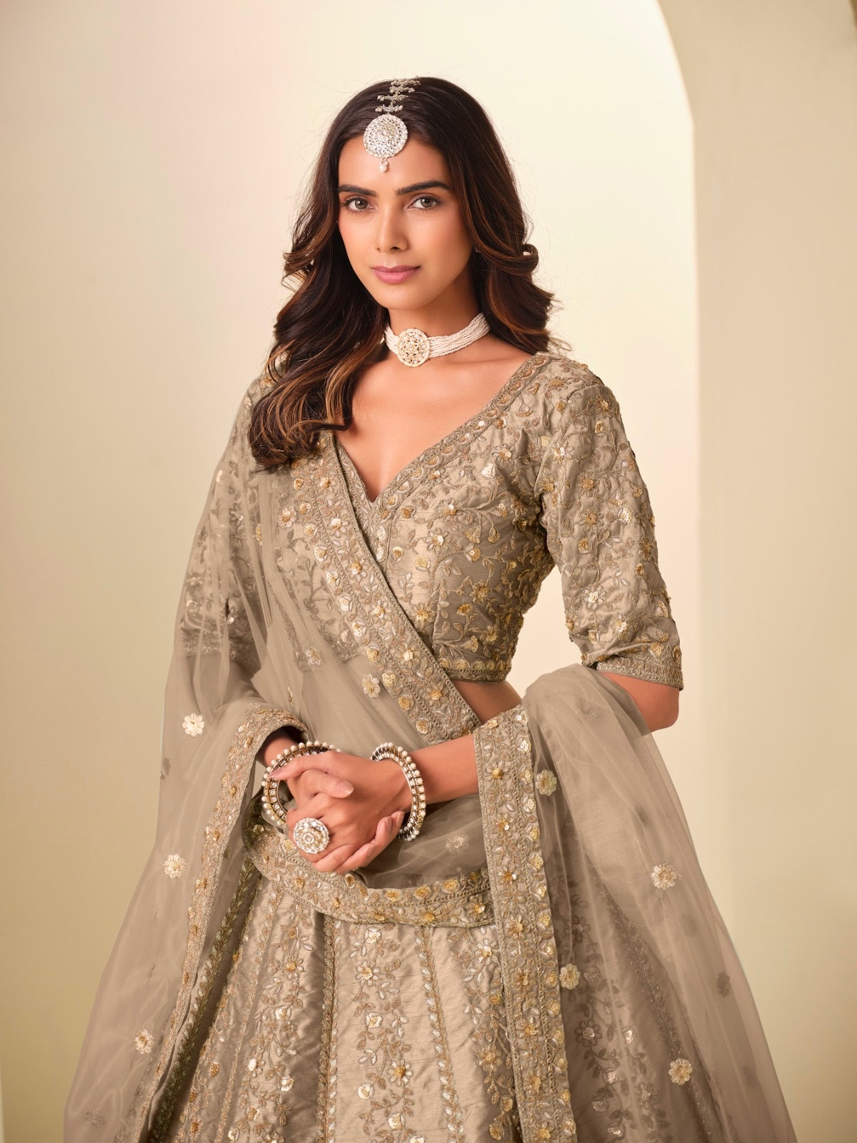 Lehenga beige foncé en soie artificielle avec broderies scintillantes COLLECTION MELINA