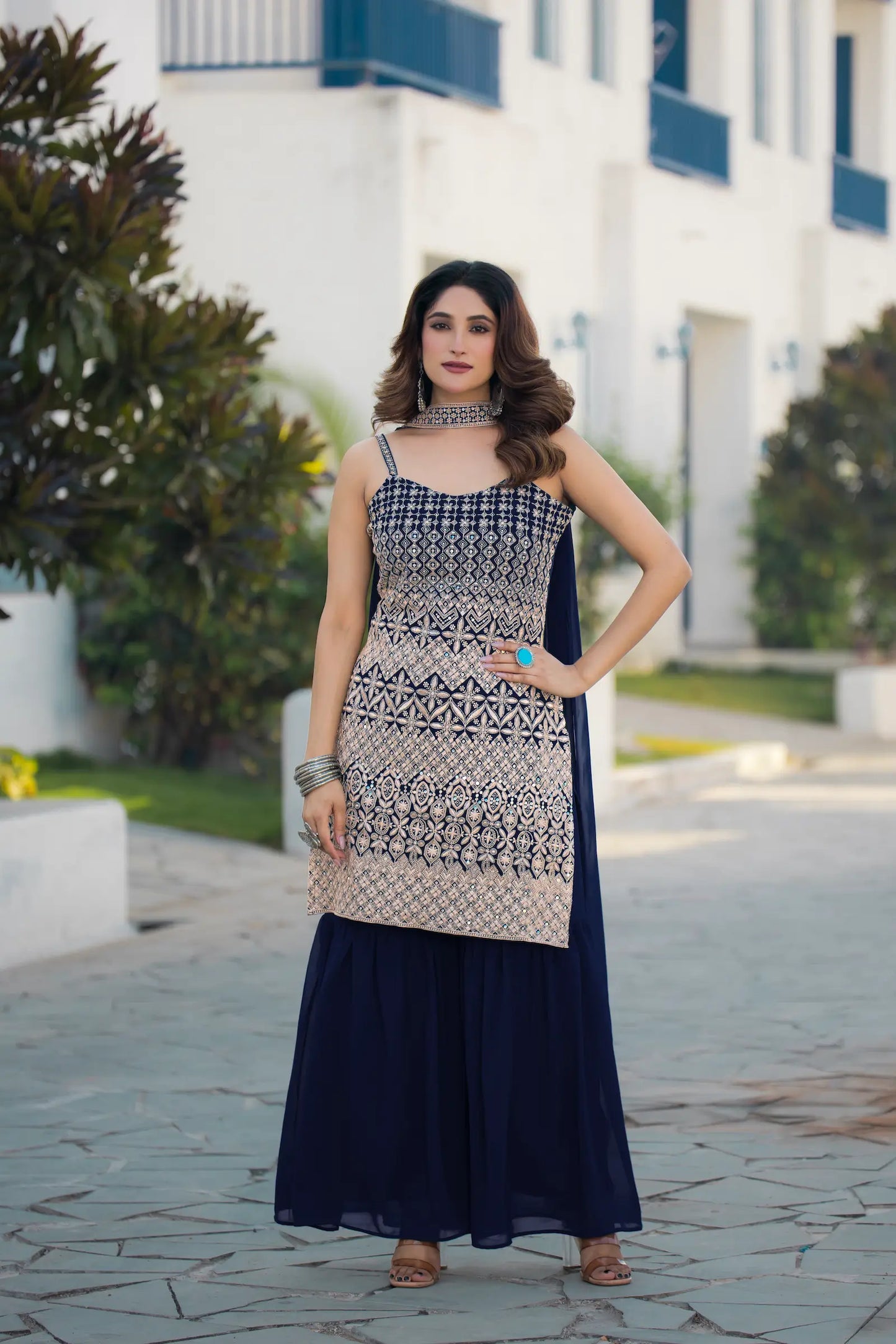 Salwar kameez noir en georgette avec broderie à sequins