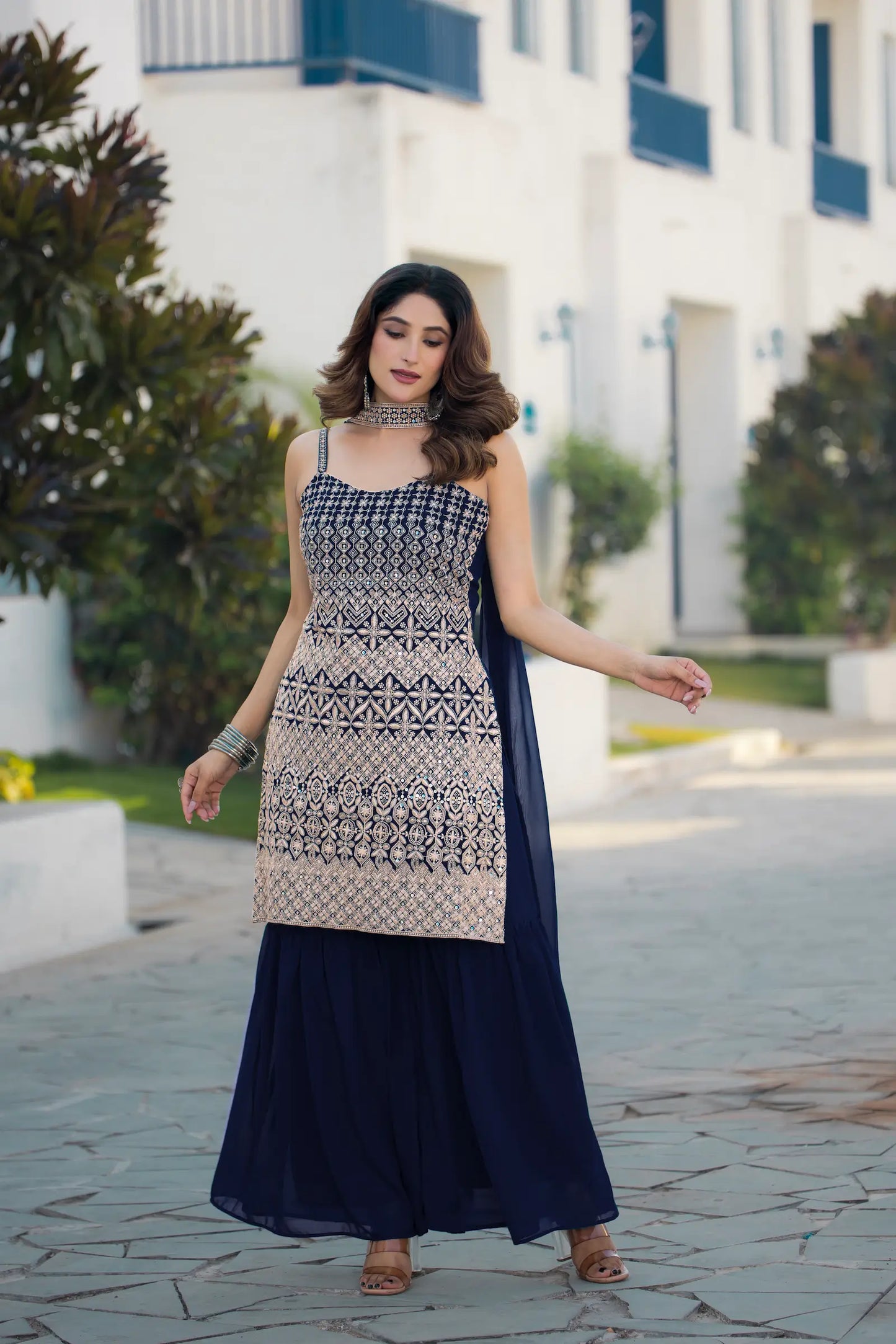 Salwar kameez bleu marine en georgette avec broderie à sequins