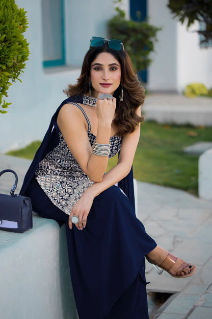 Salwar kameez bleu marine en georgette avec broderie à sequins