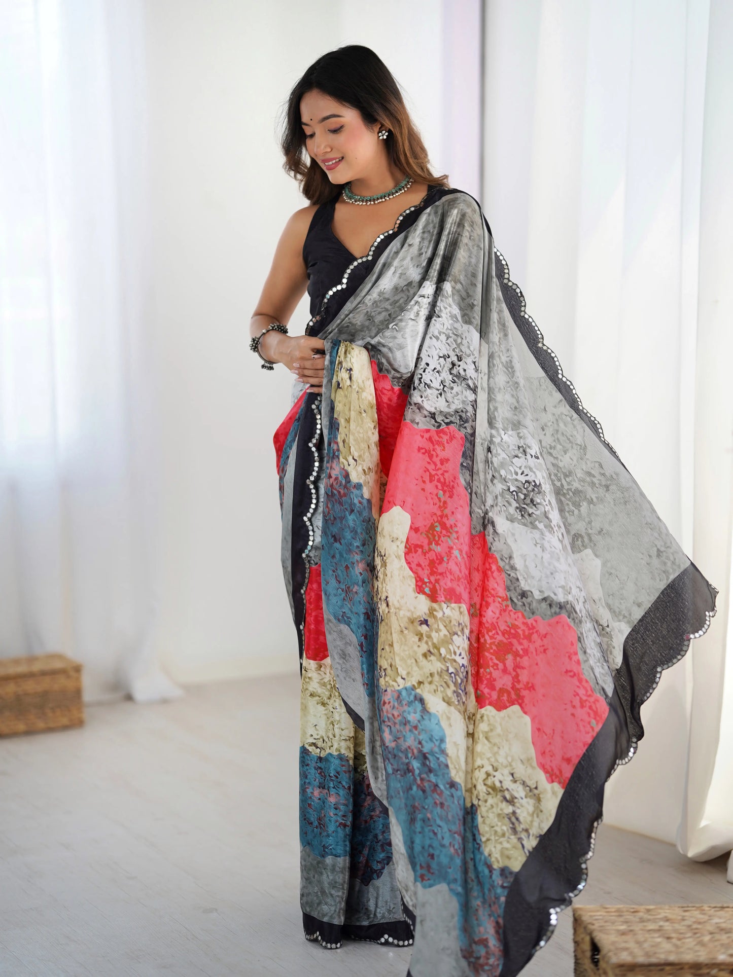 Sari en chinon noir multicolore avec finitions miroirs COLLECTION SONIYA