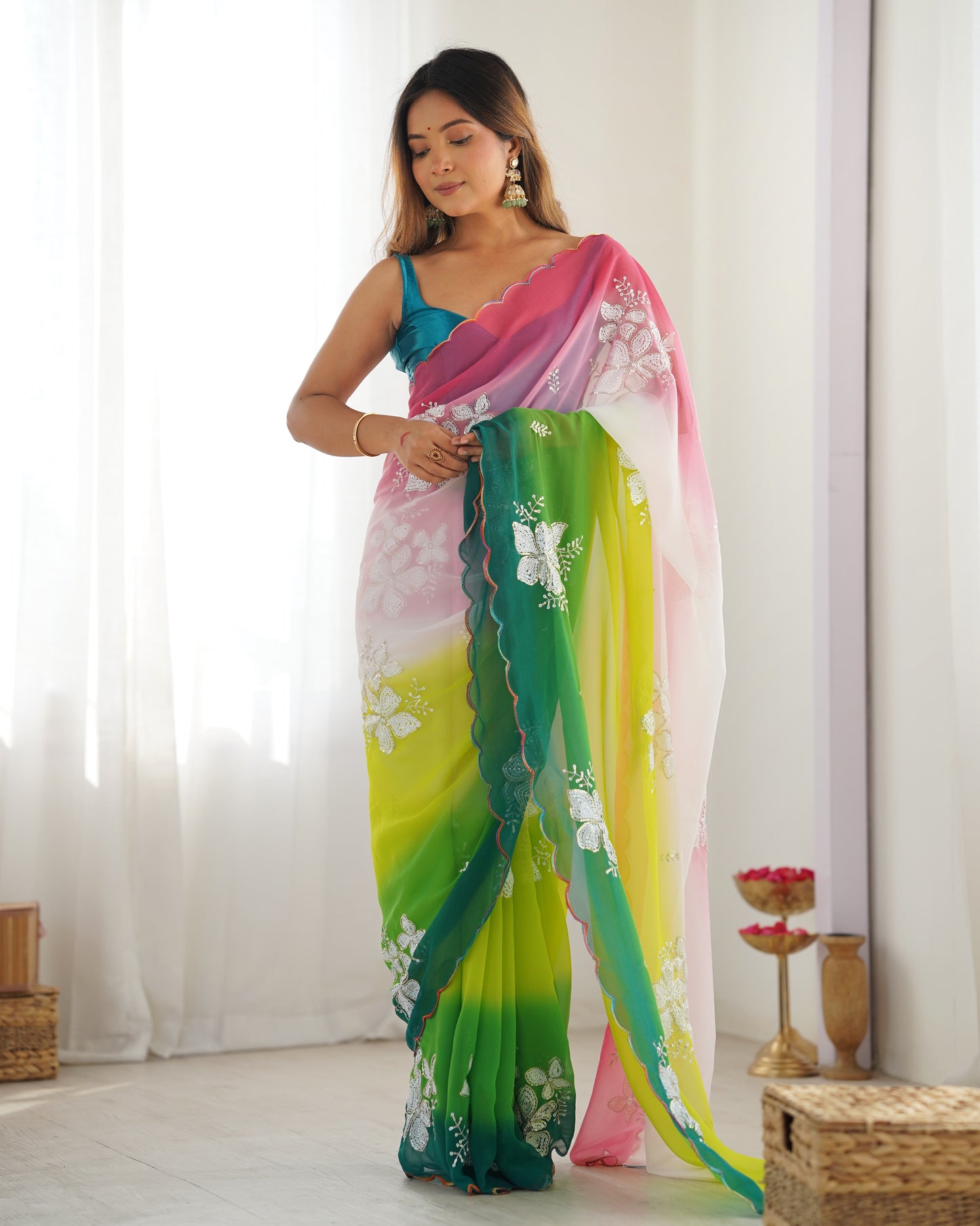 Sari en georgette légère multicolore jaune, vert et rose contrasté avec broderies fines et blouse contrastante