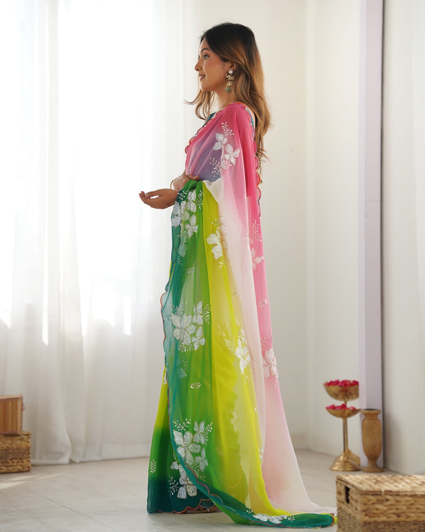 Sari en georgette légère multicolore jaune, vert et rose contrasté avec broderies fines et blouse contrastante
