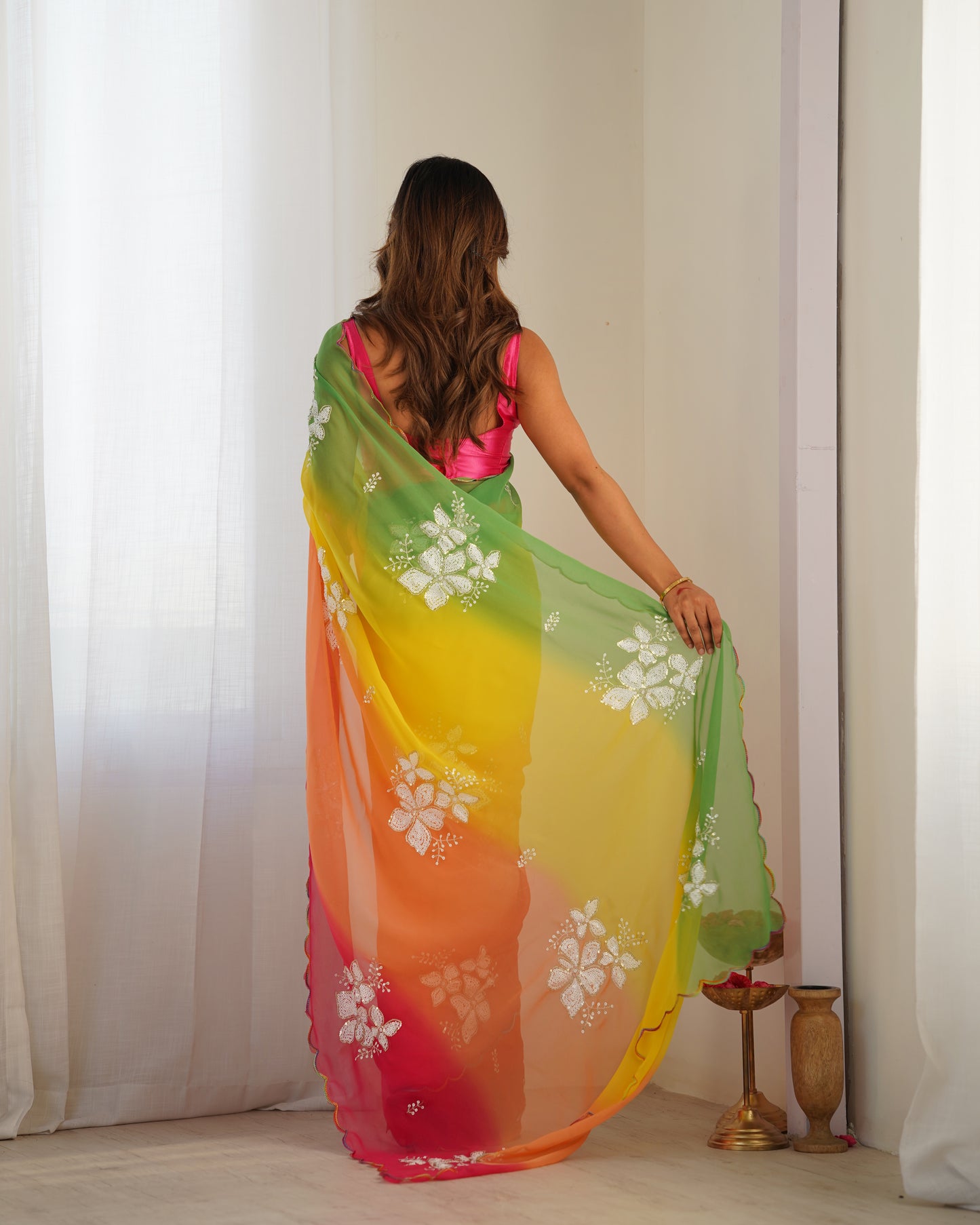 Grüner Glasseiden-Sari mit mehrfarbiger roter Blumenbluse und Digitaldruck, Pailletten- und Fadenstickerei