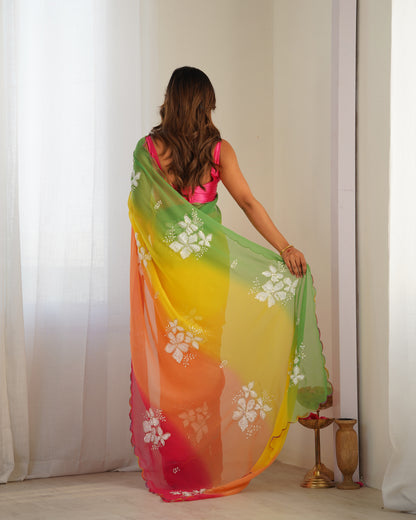 Grüner Glasseiden-Sari mit mehrfarbiger roter Blumenbluse und Digitaldruck, Pailletten- und Fadenstickerei
