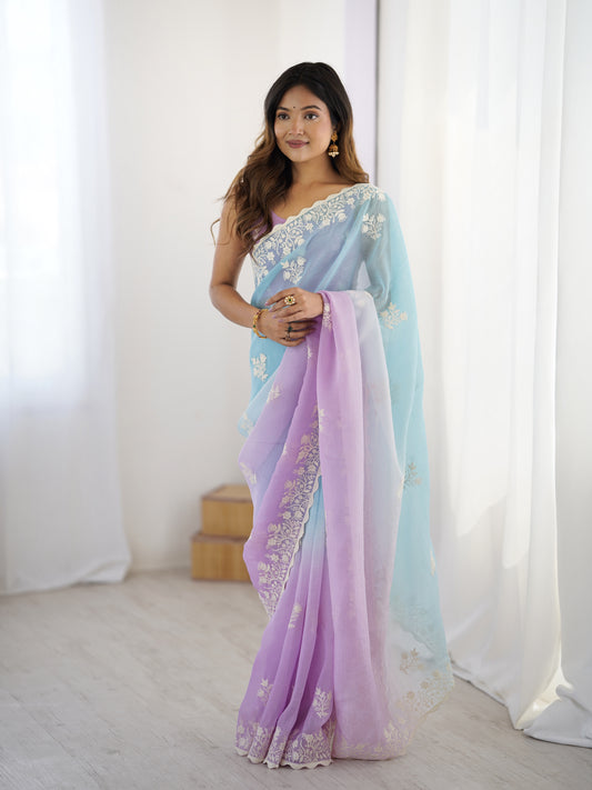 Grüner Glasseiden-Sari mit mehrfarbiger roter Blumenbluse und Digitaldruck, Pailletten- und Fadenstickerei