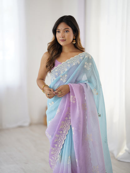 Grüner Glasseiden-Sari mit mehrfarbiger roter Blumenbluse und Digitaldruck, Pailletten- und Fadenstickerei