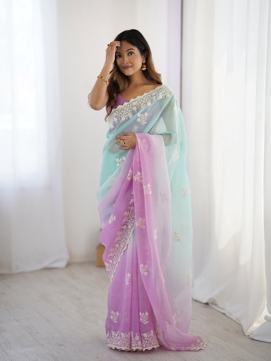 Grüner Glasseiden-Sari mit mehrfarbiger roter Blumenbluse und Digitaldruck, Pailletten- und Fadenstickerei
