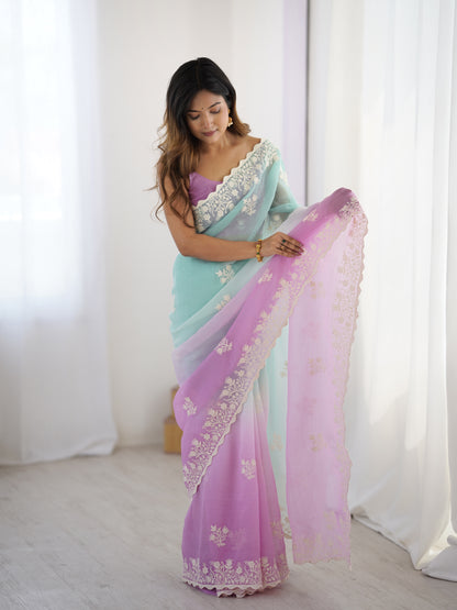 Grüner Glasseiden-Sari mit mehrfarbiger roter Blumenbluse und Digitaldruck, Pailletten- und Fadenstickerei