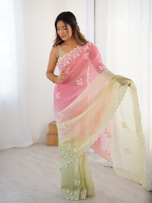 Grüner Glasseiden-Sari mit mehrfarbiger roter Blumenbluse und Digitaldruck, Pailletten- und Fadenstickerei