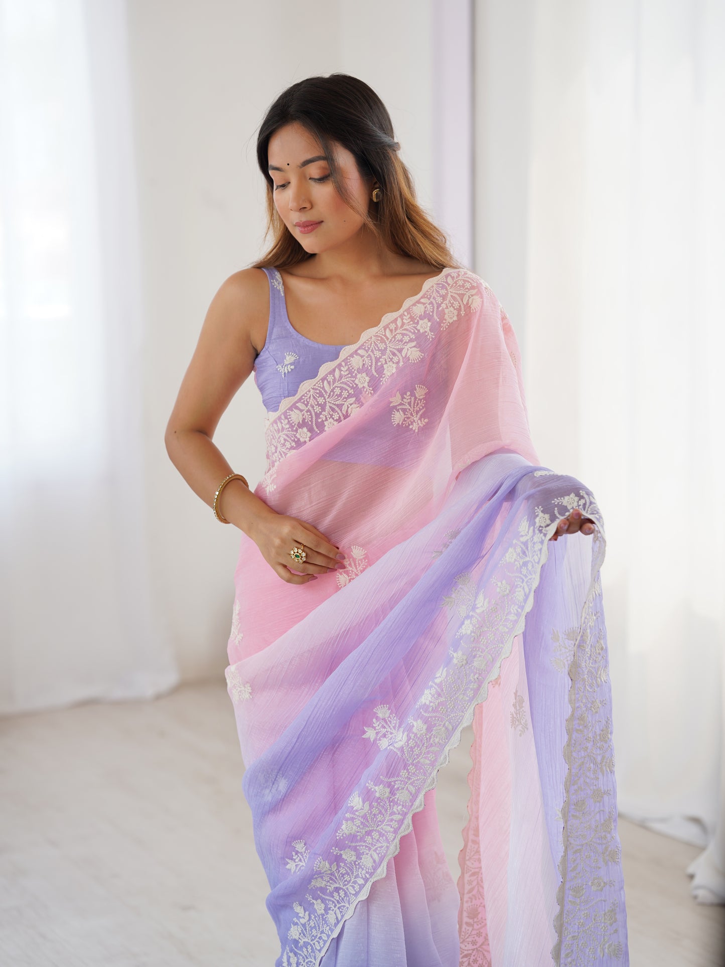 Grüner Glasseiden-Sari mit mehrfarbiger roter Blumenbluse und Digitaldruck, Pailletten- und Fadenstickerei