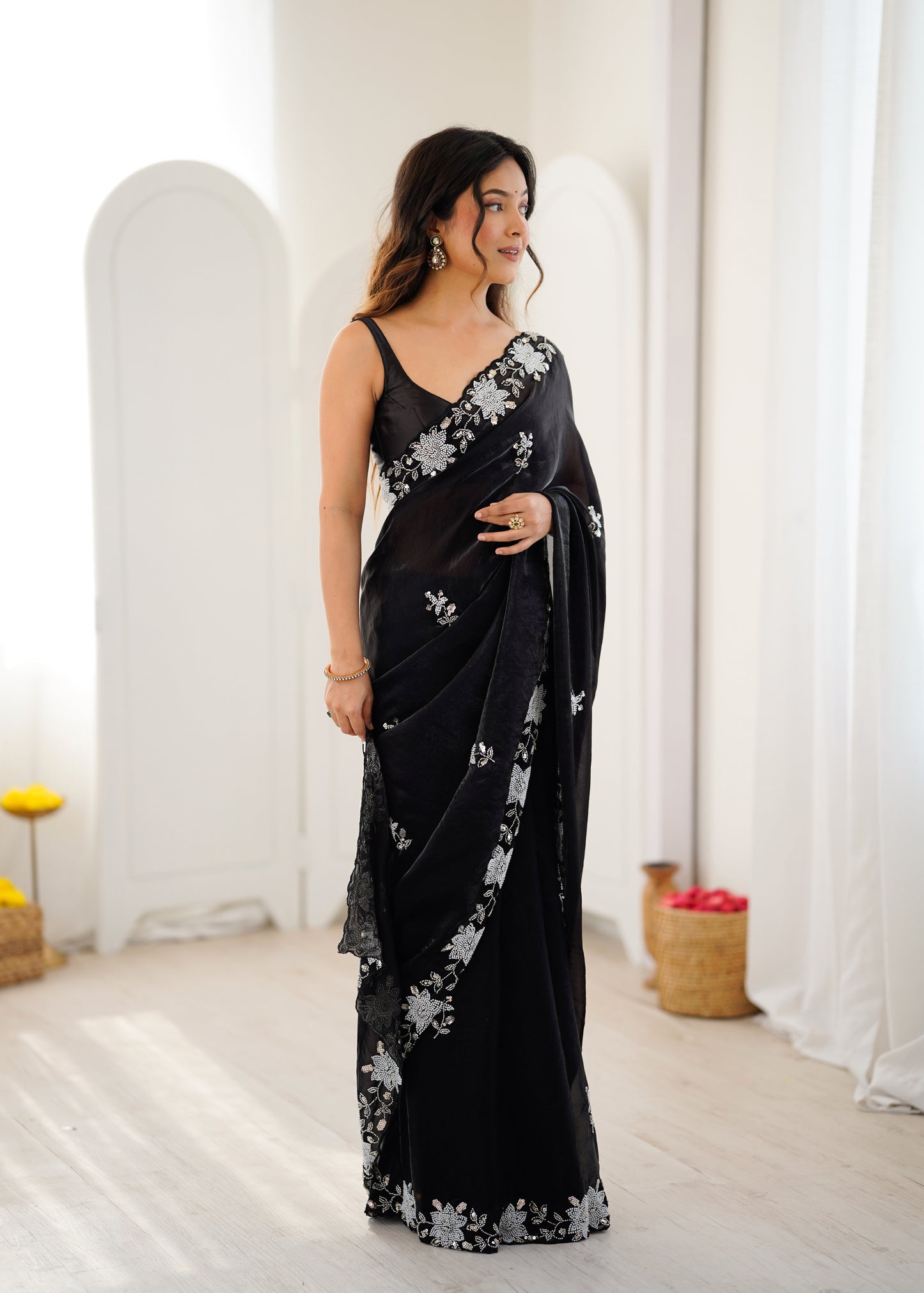 Sari noir en satin premium brillant orné de perles, sequins et broderies COLLECTION NITA