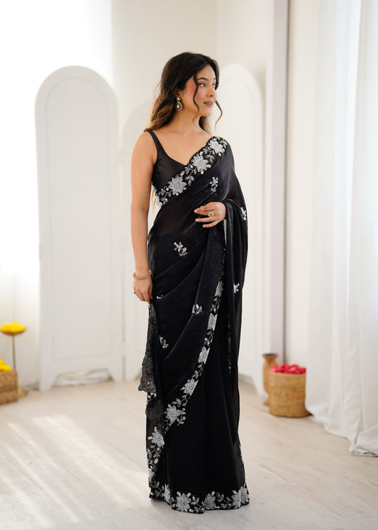 Sari noir en satin premium brillant orné de perles, sequins et broderies COLLECTION NITA