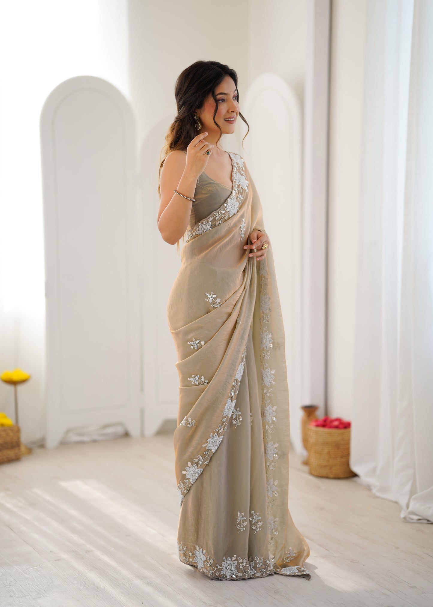 Sari beige or en satin premium brillant orné de perles, sequins et broderies COLLECTION NITA