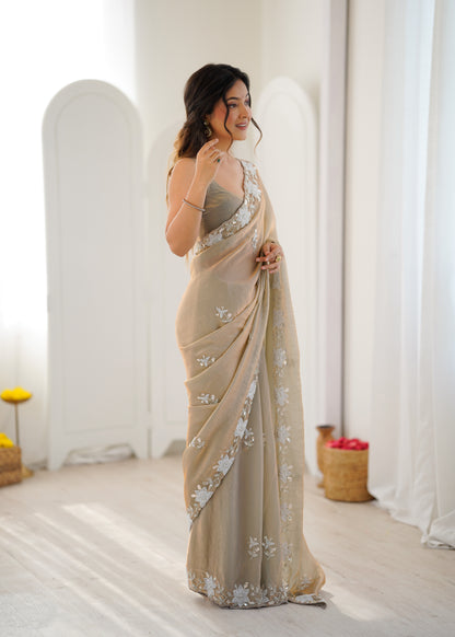 Sari beige or en satin premium brillant orné de perles, sequins et broderies COLLECTION NITA