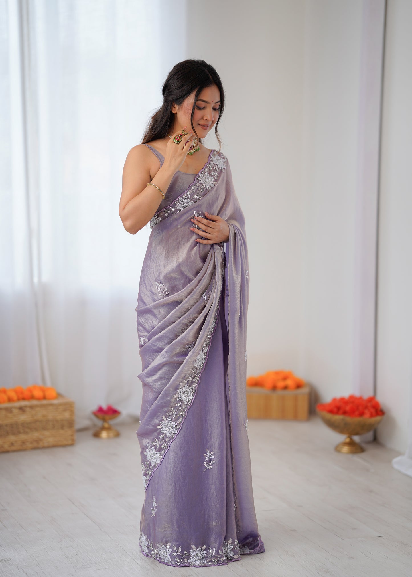 Sari violet lilas en satin premium brillant orné de perles, sequins et broderies COLLECTION NITA