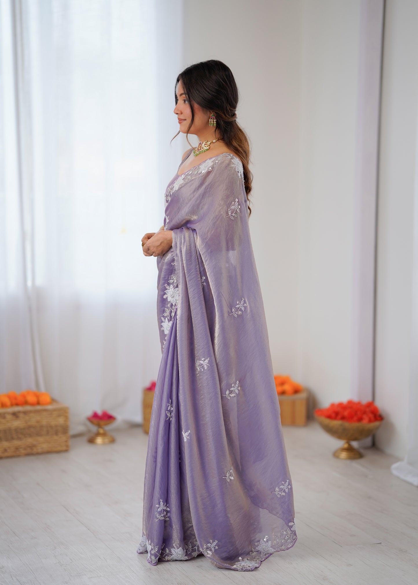 Sari violet lilas en satin premium brillant orné de perles, sequins et broderies COLLECTION NITA