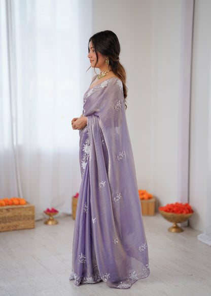 Sari violet lilas en satin premium brillant orné de perles, sequins et broderies COLLECTION NITA