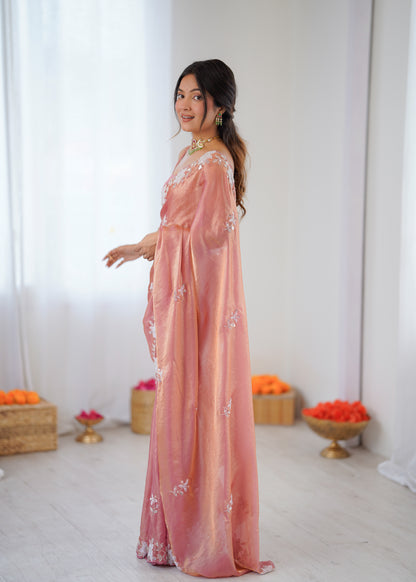 Sari rose or en satin premium brillant orné de perles, sequins et broderies COLLECTION NITA