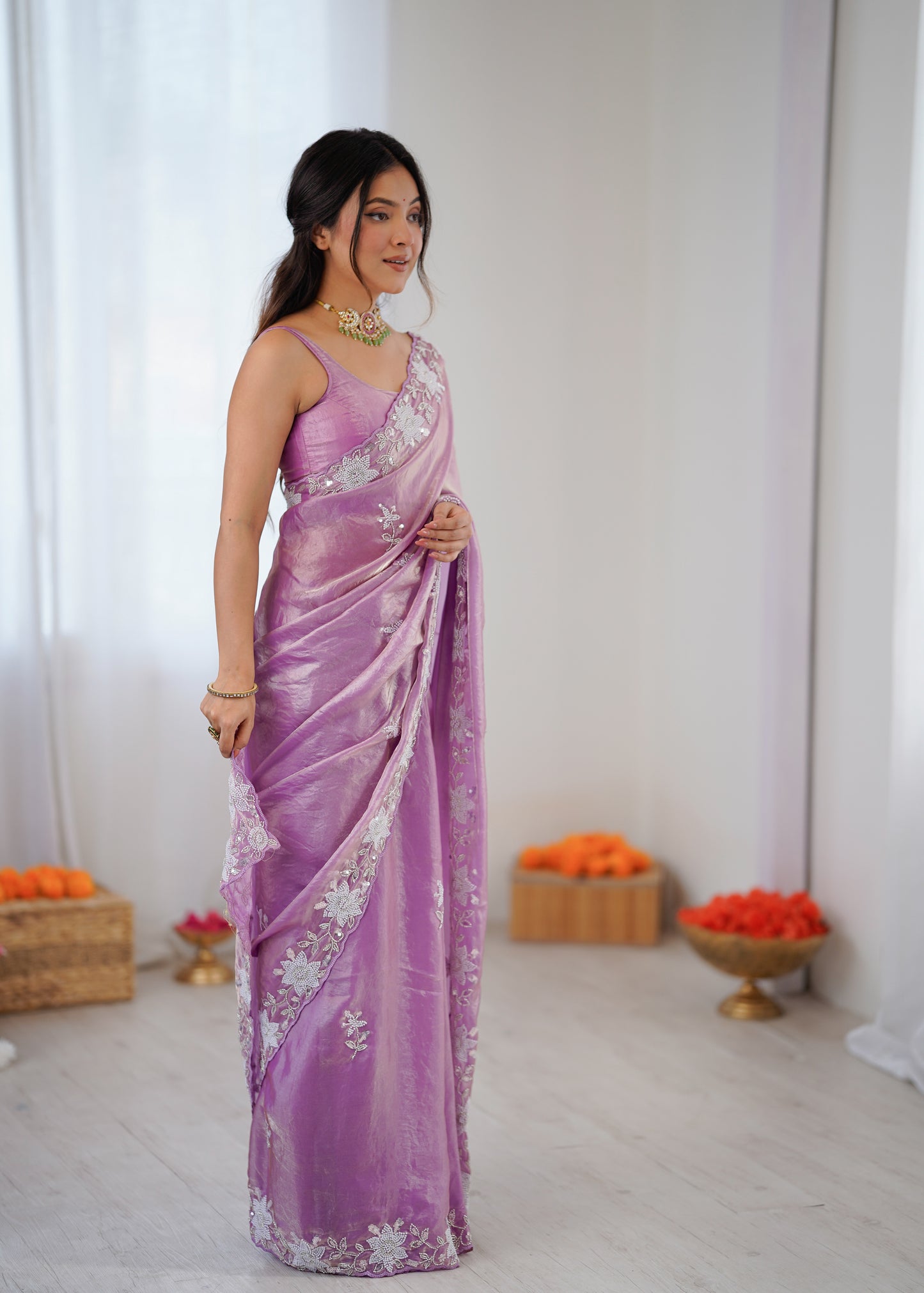 Sari violet clair en satin premium brillant orné de perles, sequins et broderies COLLECTION NITA