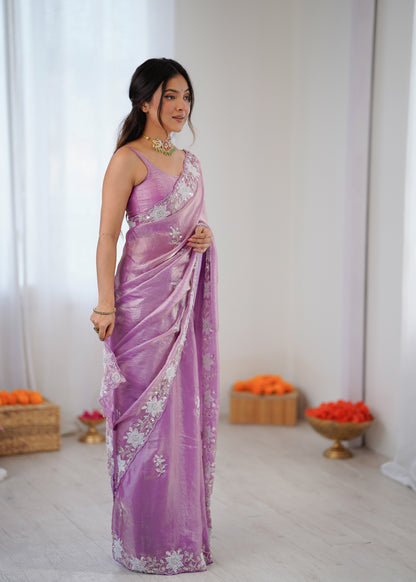 Sari violet clair en satin premium brillant orné de perles, sequins et broderies COLLECTION NITA
