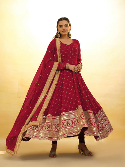Salwar Suit en Georgette Rouge avec Dupatta traditionnel