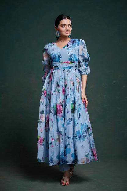 Indo-westlicher Salwar-Anzug aus himmelblauem Organza mit Blumenmuster
