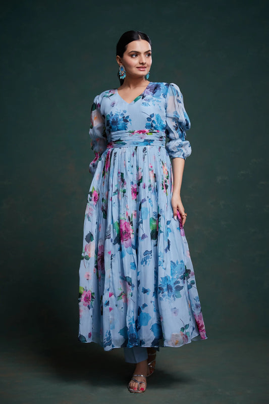 Indo-westlicher Salwar-Anzug aus himmelblauem Organza mit Blumenmuster