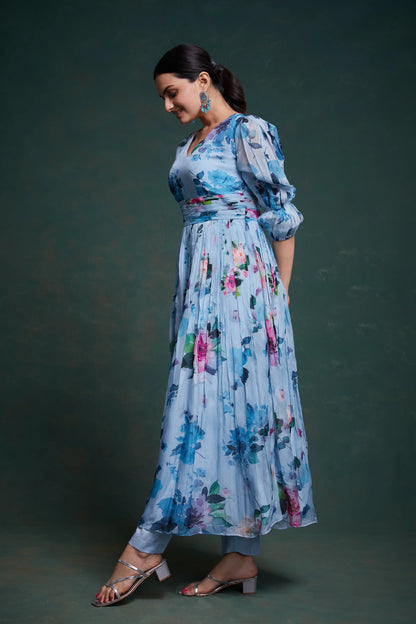 Indo-westlicher Salwar-Anzug aus himmelblauem Organza mit Blumenmuster