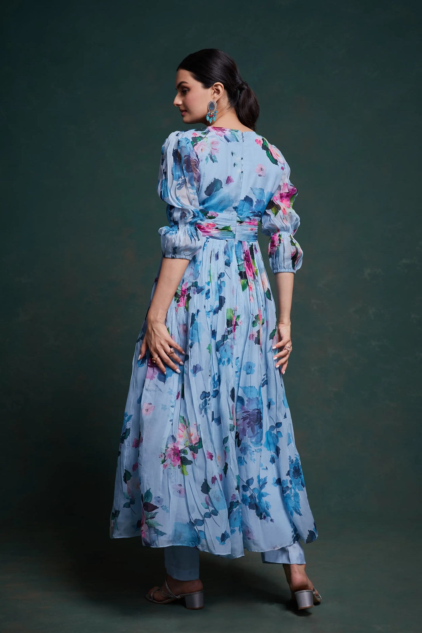 Indo-westlicher Salwar-Anzug aus himmelblauem Organza mit Blumenmuster