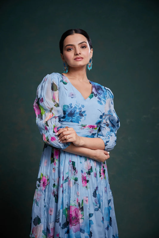Indo-westlicher Salwar-Anzug aus himmelblauem Organza mit Blumenmuster