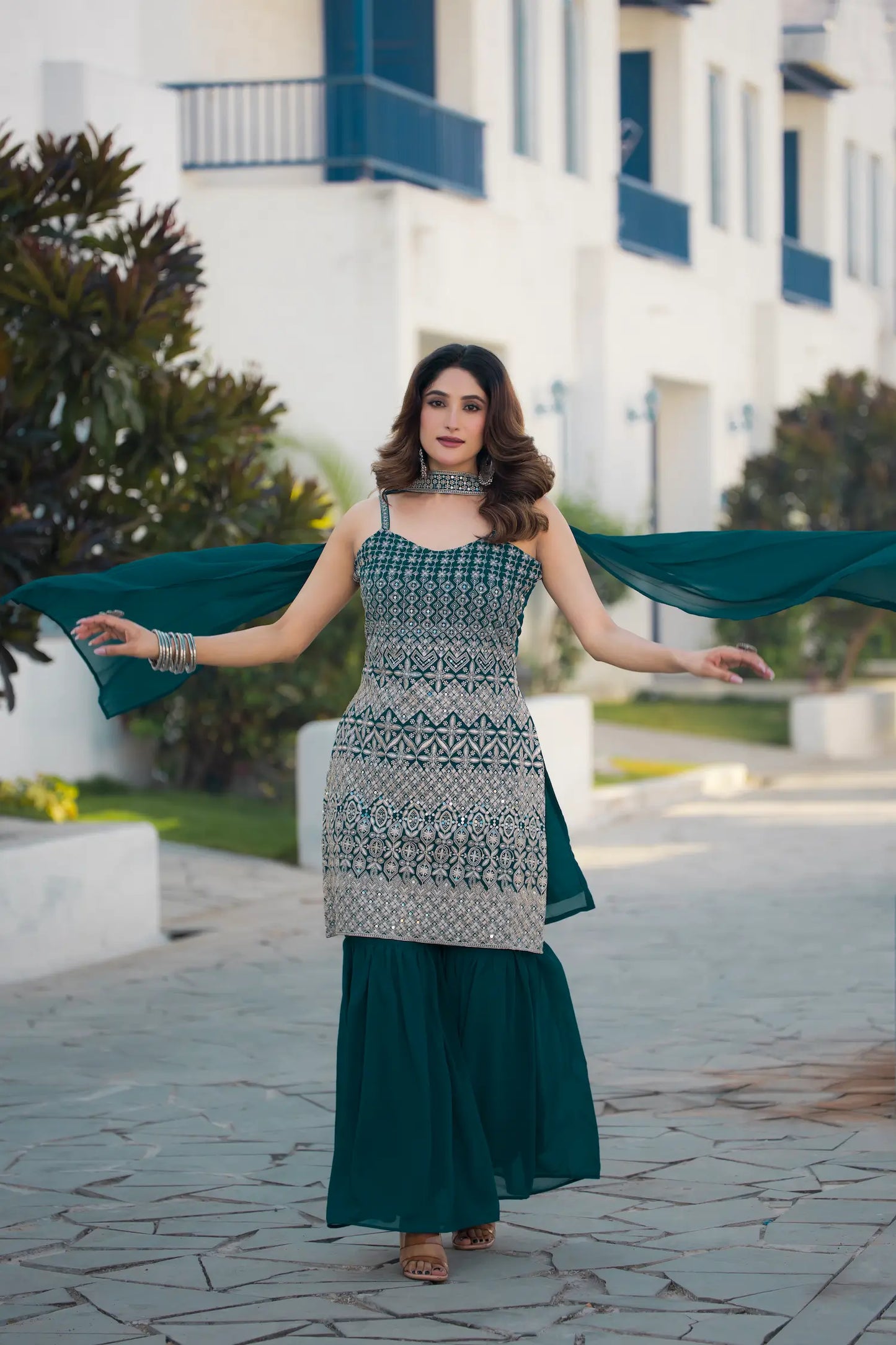 Salwar kameez bleu canard en georgette avec broderie à sequins