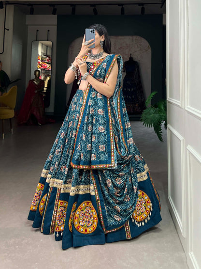 Lehenga Choli de Navratri bleu multicolore en rayon et patchwork avec pochette gamthi