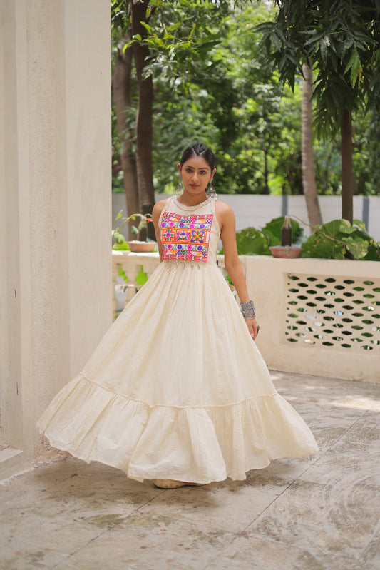Eleganter rosa-grauer Braut-Lehenga mit Zarkan-Stickerei und Pailletten