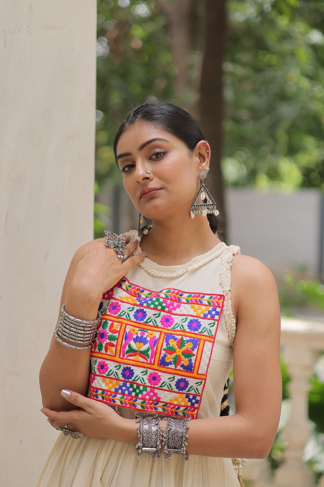 Eleganter rosa-grauer Braut-Lehenga mit Zarkan-Stickerei und Pailletten