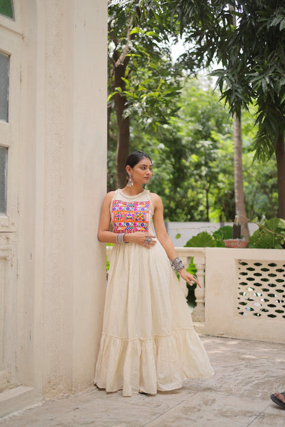 Eleganter rosa-grauer Braut-Lehenga mit Zarkan-Stickerei und Pailletten