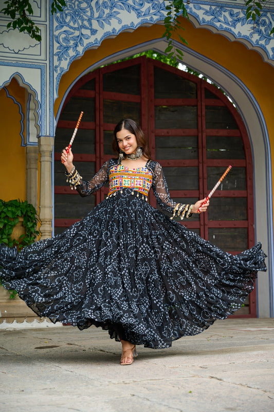Eleganter rosa-grauer Braut-Lehenga mit Zarkan-Stickerei und Pailletten