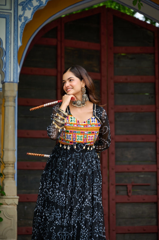 Eleganter rosa-grauer Braut-Lehenga mit Zarkan-Stickerei und Pailletten