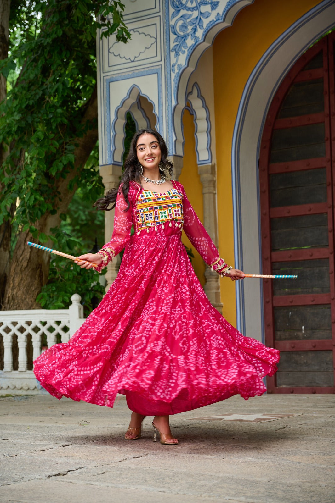 Eleganter rosa-grauer Braut-Lehenga mit Zarkan-Stickerei und Pailletten