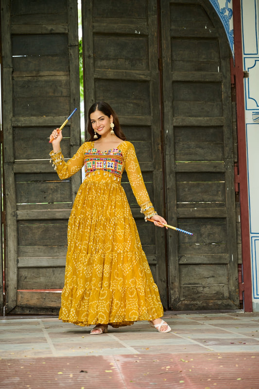 Eleganter rosa-grauer Braut-Lehenga mit Zarkan-Stickerei und Pailletten