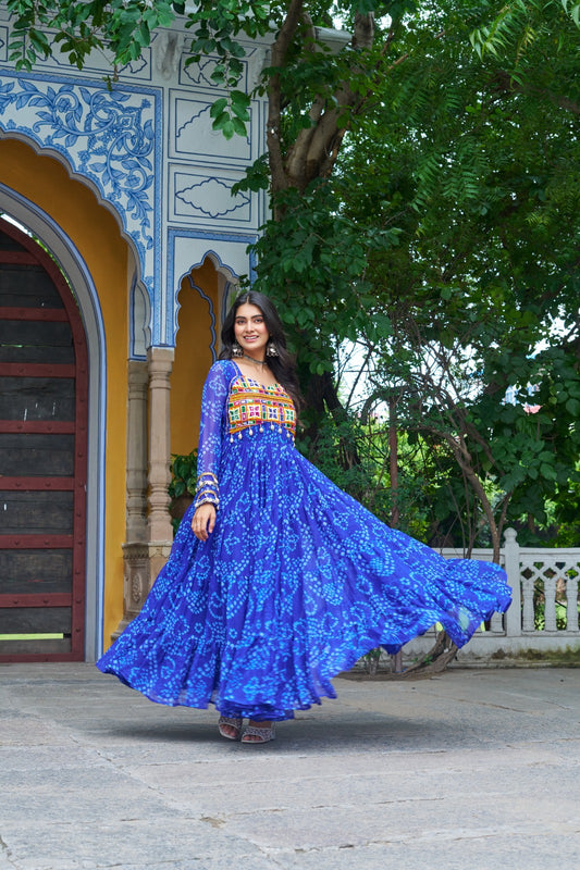 Eleganter rosa-grauer Braut-Lehenga mit Zarkan-Stickerei und Pailletten