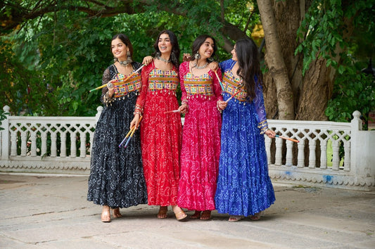 Eleganter rosa-grauer Braut-Lehenga mit Zarkan-Stickerei und Pailletten