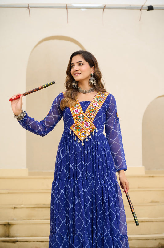 Eleganter rosa-grauer Braut-Lehenga mit Zarkan-Stickerei und Pailletten